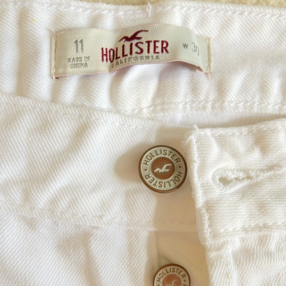 White Hollister shorts w buttoned fly {fits small} - Picture 4 of 4